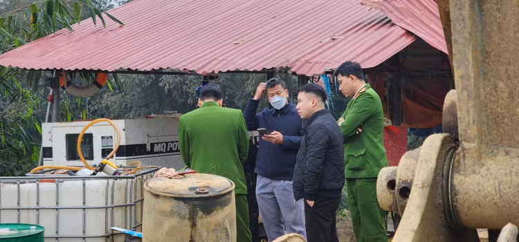 Đoàn kiểm tra của Công an huyện và UBND huyện Tân Sơn lập biên bản, tạm đình chỉ hoạt động của Công ty Sông Biển. Ảnh: Hữu Tuấn.
