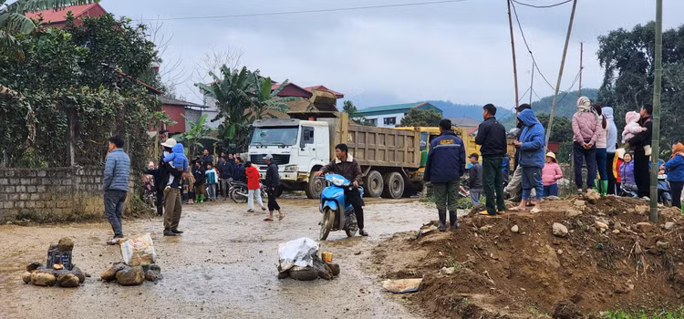 Người dân xã Mỹ Thuận, huyện Tân Sơn tập trung phản đối dự án khai thác khoáng sản của Công ty Sông Biển. Ảnh: Hữu Tuấn