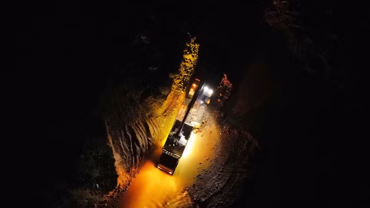 Hoạt động khai thác khoáng sản tại sông Bứa của Công ty Sông Biển diễn ra xuyên đêm, bất chấp lệnh cấm thời gian. Ảnh: Hữu Tuấn.