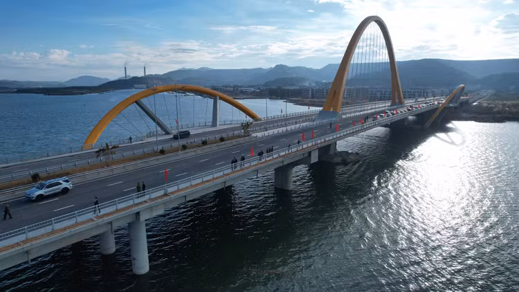 Chiêm ngưỡng cây cầu 1.700 tỷ nối đôi bờ vịnh Cửa Lục Quảng Ninh - Hình 8 Chiem nguong cay cau 1.700 ty noi doi bo vinh Cua Luc Quang Ninh-Hinh-8
