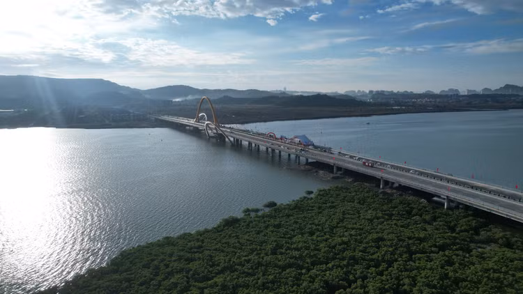 Chiêm ngưỡng cây cầu 1.700 tỷ nối đôi bờ vịnh Cửa Lục Quảng Ninh - Hình 5 Chiem nguong cay cau 1.700 ty noi doi bo vinh Cua Luc Quang Ninh-Hinh-5