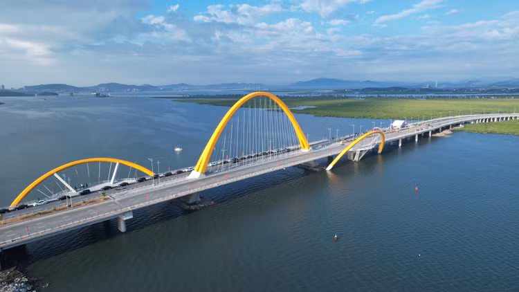 Chiêm ngưỡng cây cầu 1.700 tỷ nối đôi bờ vịnh Cửa Lục Quảng Ninh - Hình 10 Chiem nguong cay cau 1.700 ty noi doi bo vinh Cua Luc Quang Ninh-Hinh-10