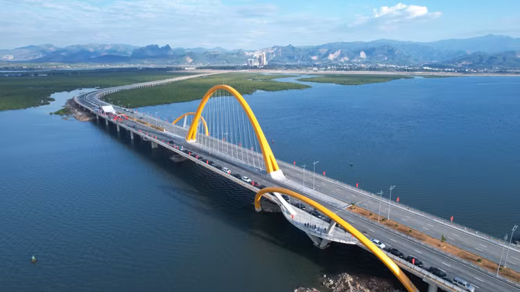 Chiêm ngưỡng cây cầu 1.700 tỷ nối đôi bờ vịnh Cửa Lục Quảng Ninh - Hình 7 Chiem nguong cay cau 1.700 ty noi doi bo vinh Cua Luc Quang Ninh-Hinh-7
