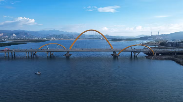 Chiêm ngưỡng cây cầu 1.700 tỷ nối đôi bờ vịnh Cửa Lục Quảng Ninh - Hình 11 Chiem nguong cay cau 1.700 ty noi doi bo vinh Cua Luc Quang Ninh-Hinh-11