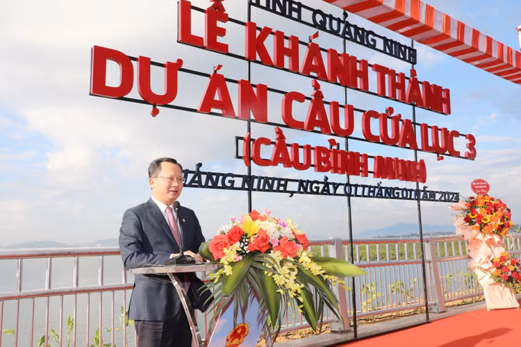 Chiêm ngưỡng cây cầu 1.700 tỷ nối đôi bờ vịnh Cửa Lục Quảng Ninh - Hình 2 Chiem nguong cay cau 1.700 ty noi doi bo vinh Cua Luc Quang Ninh-Hinh-2