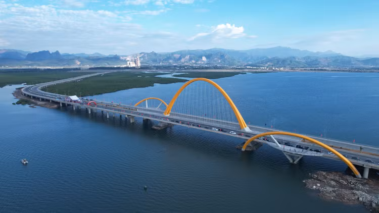 Chiêm ngưỡng cây cầu 1.700 tỷ nối đôi bờ vịnh Cửa Lục Quảng Ninh - Hình 9 Chiem nguong cay cau 1.700 ty noi doi bo vinh Cua Luc Quang Ninh-Hinh-9