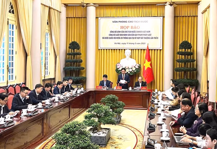 ông bố Lệnh của Chủ tịch nước công bố Luật Ban hành văn bản quy phạm pháp luật (sửa đổi) ong bo Lenh cua Chu tich nuoc cong bo Luat Ban hanh van ban quy pham phap luat (sua doi)