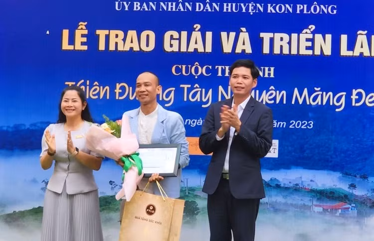 Dip 30/ 4-1/5, du khach do ve Mang Den ngam ”Dai lo hoang hon”-Hinh-6
