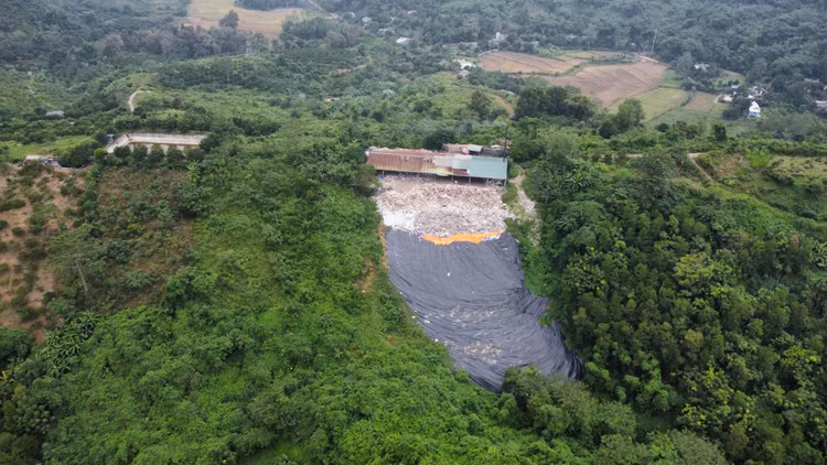 Hoa Binh: Can canh bai rac tren nui ri nuoc thai o nhiem moi truong-Hinh-10