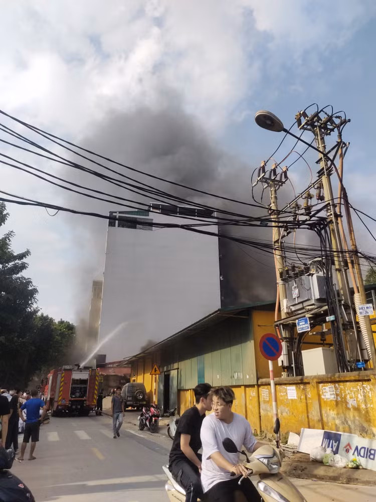 Cháy lớn tại cửa hàng cơ khí, phế liệu ở Hà Nội Chay lon tai cua hang co khi, phe lieu o Ha Noi