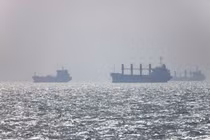 Hàng trăm tàu chở dầu và tàu hàng bị mắc kẹt tại eo biển Hormuz khi xung đột Mỹ-Iran khiến tuyến vận tải chiến lược này bị gián đoạn nghiêm trọng.