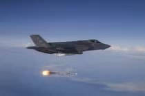 Tiêm kích F-18E/F (bên trái) và F-18 bị hệ thống phòng không Iran tấn công.