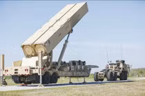 Tên lửa hành trình Barracuda-500M phóng từ mặt đất của Anduril Industries mang đến cho United States Army một loại vũ khí tấn công chính xác tầm xa được chứa trong container, được thiết kế để sản xuất nhanh, triển khai phân tán và tăng cường dự trữ tên lửa trong thời chiến sâu hơn. (Nguồn ảnh: Anduril Industries)