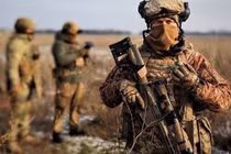 Lính hợp đồng Colombia khai hỏa súng chống tăng RPG tại Ukraine.