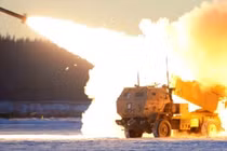 BuK-M3 (bên trái) và HIMARS phóng lên quỹ đạo.