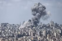 Khói đen bốc lên dày đặc tại thủ đô Beirut sau các đợt không kích quy mô lớn của Israel ngày 8/4/2026. Nhiều khu dân cư và thương mại bị tấn công, gây thiệt hại nặng nề về cơ sở hạ tầng và thương vong lớn cho dân thường.