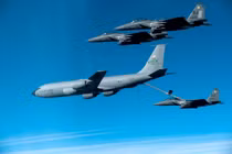 Một máy bay tiếp dầu KC-135 Stratotanker của Không quân Mỹ đang tiếp nhiên liệu trên không cho tiêm kích F/A-18F Super Hornet của Hải quân Mỹ trên bầu trời Trung Đông trong chiến dịch Epic Fury, minh họa cho hoạt động hỗ trợ tiếp dầu trên không phối hợp giữa các lực lượng. Hoạt động này giúp kéo dài thời gian hoạt động của tiêm kích, duy trì nhịp độ không kích và tăng thời gian hiện diện trên khu vực tác chiến cho các nhiệm vụ chiến đấu. (Nguồn ảnh: Bộ Quốc phòng Mỹ)