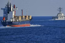 Tàu khu trục Mỹ hộ tống tàu hàng dân sự di chuyển qua eo biển Hormuz trong chiến dịch đảm bảo an ninh hàng hải.