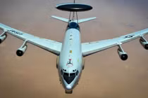 Máy bay cảnh báo sớm và kiểm soát trên không E-3 Sentry (AWACS) của Không quân Hoa Kỳ.