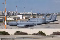 Đường băng 08/26 dài 4.062 mét và đường băng 12/30 dài 3.112 mét của sân bay Ben Gurion cung cấp đủ chiều dài, khả năng chịu tải mặt đường, không gian sân đỗ và biên an toàn cất cánh trong điều kiện thời tiết nóng để hỗ trợ hoạt động của cả KC-46A và KC-135R. (Nguồn ảnh: Không quân Mỹ)