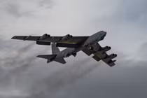Máy bay F-35C Lightning II của Không quân Hoa Kỳ thả bom GBU-54 Laser Joint Direct Attack Munition, một loại bom dẫn đường bằng GPS và laser cho phép tấn công chính xác các mục tiêu đang di chuyển, trong nhiệm vụ thử nghiệm vào ngày 30 tháng 1 năm 2024 (Nguồn ảnh: Không quân Hoa Kỳ).