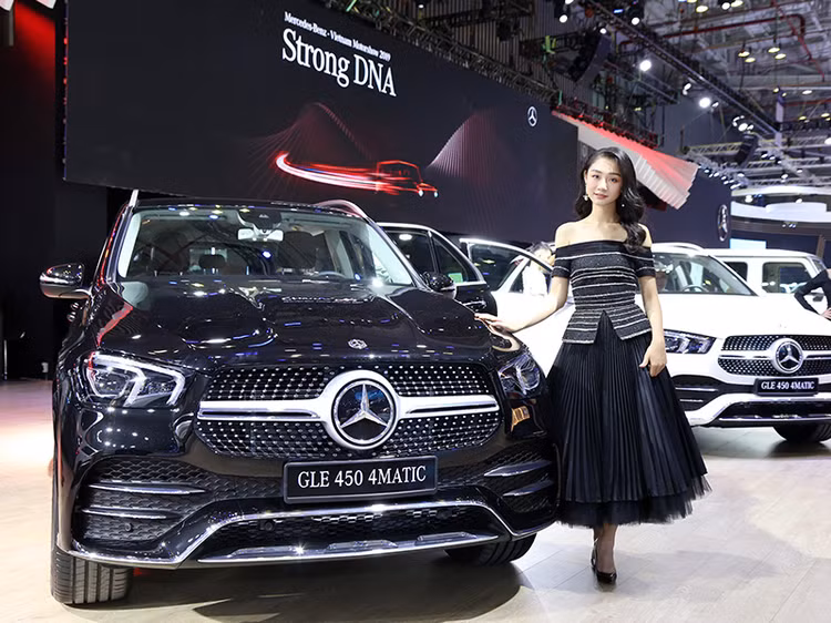 Kết hợp với gói ngoại thất AMG line và mâm xe AMG 20-inch 5 chấu kép, GLE 450 4MATIC sở hữu ngoại hình thể thao, nam tính, sắc sảo nhưng vẫn lịch thiệp, tự tin đúng với DNA ‘Mercedes’.