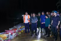Thủ tướng thị sát ứng phó ngập lụt đêm ở Hà Nội