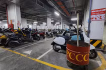 Đẩy xe điện khỏi hầm chung cư: Giải pháp an toàn hay bước lùi chuyển đổi xanh