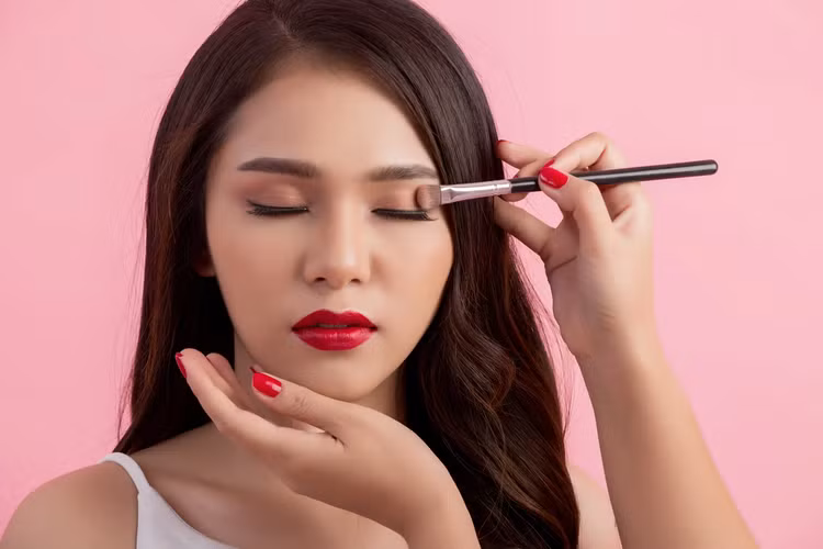 Cặp chân mày sắc nét sẽ khiến khuôn mặt xinh xắn hơn. Ảnh minh họa.