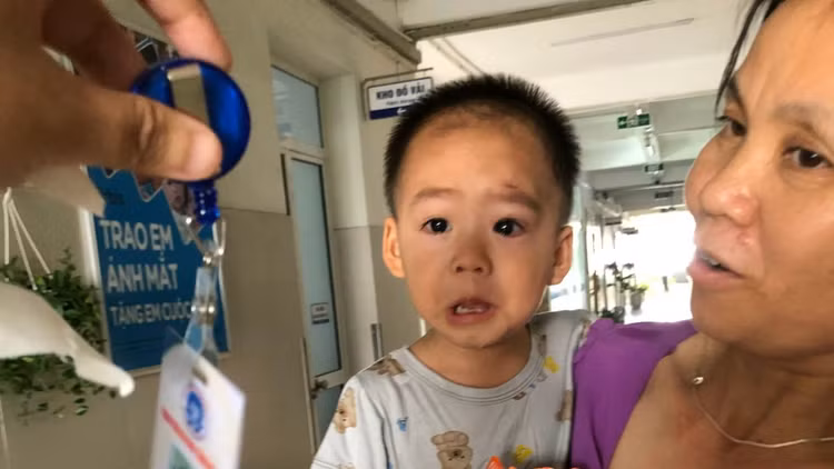 Hình ảnh cháu bé sau 1 giờ phẫu thuật - Ảnh BVCC Hình ảnh cháu bé sau 1 giờ phẫu thuật - Ảnh BVCC