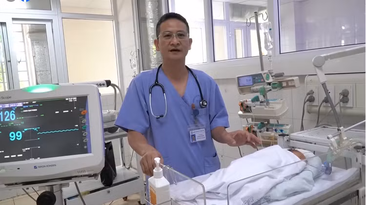 BSCKII Lê Xuân Trung, Trưởng khoa Hồi sức tích cực sơ sinh, bệnh viện Nhi Thanh Hóa đến thăm khám cho bệnh nhi - Ảnh BVCC