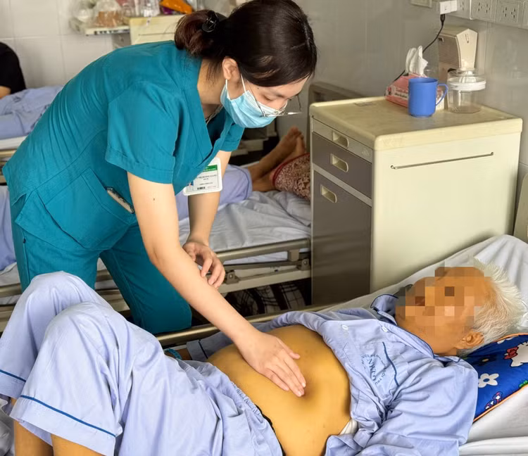Thăm khám cho bệnh nhân bị tổn thương gan mật do dùng thuốc sai cách - Ảnh BVCC