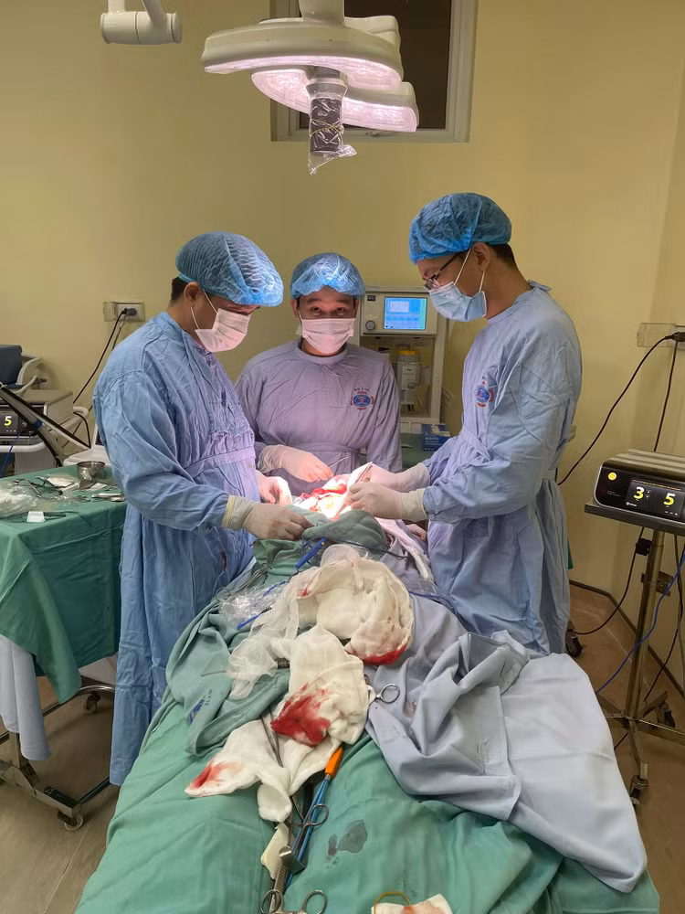 Ca phẫu thuật ung thư lưỡi cho bệnh nhân tại Bệnh viện K - Ảnh BS Nguyễn Quốc Dũng Ca phẫu thuật ung thư lưỡi cho bệnh nhân tại Bệnh viện K - Ảnh BS Nguyễn Quốc Dũng