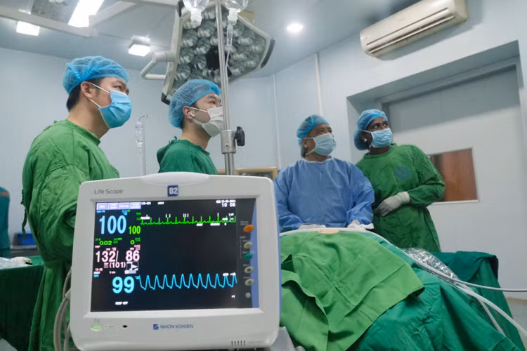 PGS.TS Lương và TS.BS Hiệp đào tạo trực tiếp cho các học viên nước ngoài