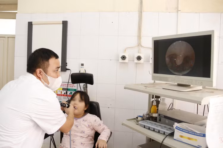 Bác sĩ thăm khám cho bệnh nhi - Ảnh BVCC Bác sĩ thăm khám cho bệnh nhi - Ảnh BVCC