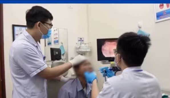 Các bác sĩ Bệnh viện nội tiết TƯ thực hiện gắp đỉa cho bệnh nhân Các bác sĩ Bệnh viện nội tiết TƯ thực hiện gắp đỉa cho bệnh nhân