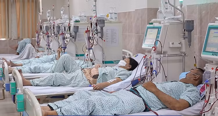 Người bệnh thận phải lọc máu chu kỳ - Ảnh BVCC Người bệnh thận phải lọc máu chu kỳ - Ảnh BVCC