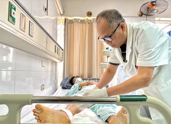 Phó Giáo sư, Tiến sĩ Nguyễn Hồng Hà khám cho người bệnh sau phẫu thuật - Ảnh BVCC