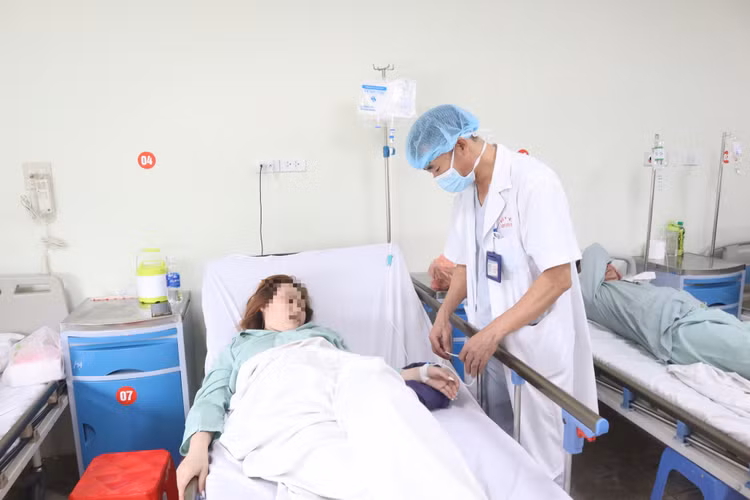 Cô dâu bị kim đâm xuyên người khi ngồi trên xe hoa về nhà chồng được phẫu thuật tại BV E Cô dâu bị kim đâm xuyên người khi ngồi trên xe hoa về nhà chồng được phẫu thuật tại BV E