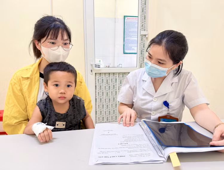 Bác sĩ tư vấn cho gia đình bệnh nhi - Ảnh BVCC