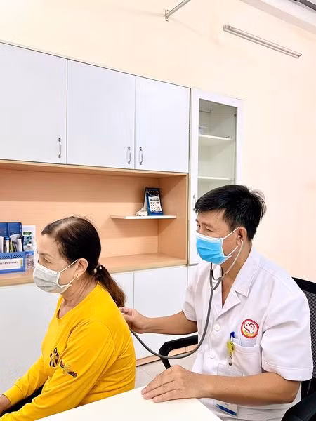 Thăm khám cho bệnh nhân bị bệnh phổi - Ảnh BVCC