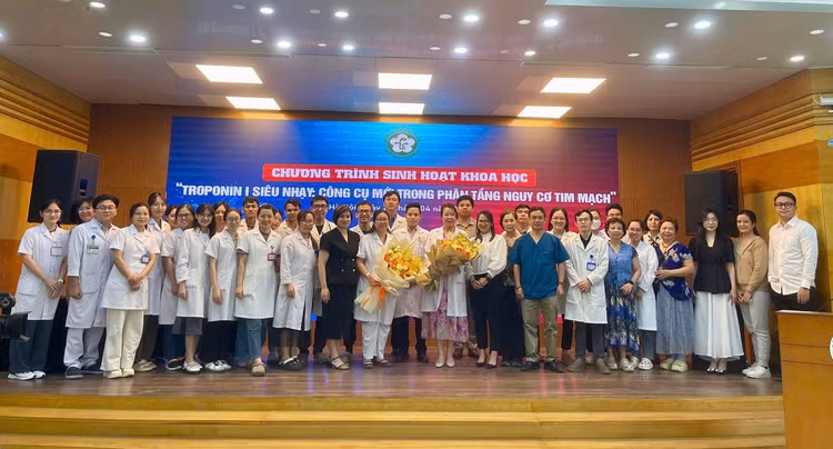 Các học viên tham gia chương trình sinh hoạt khoa học chụp ảnh lưu niệm cùng 2 báo cáo viên - Ảnh BVCC