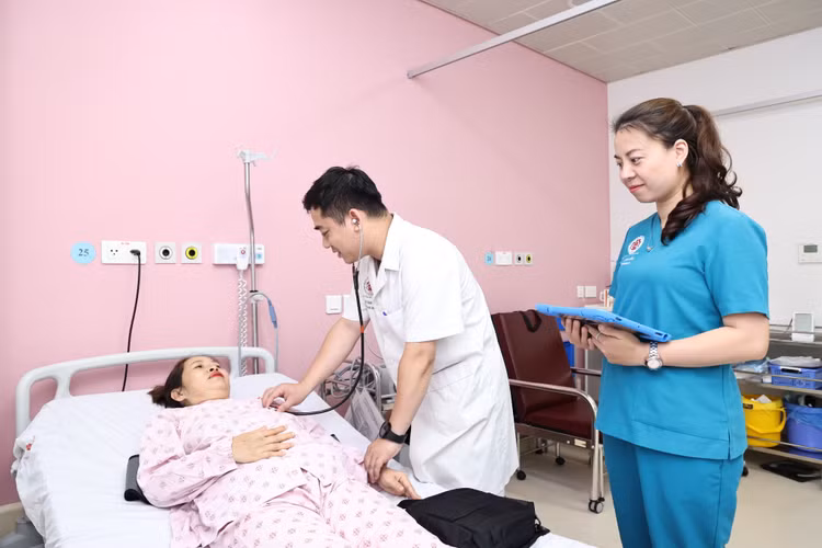 Thăm khám cho bệnh nhân sau phẫu thuật - Ảnh BVCC Thăm khám cho bệnh nhân sau phẫu thuật - Ảnh BVCC