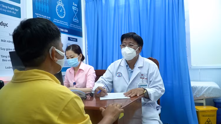 Các bác sĩ bệnh viện Chợ Rẫy tư vấn cho bệnh nhân bị tinh hoàn ẩn