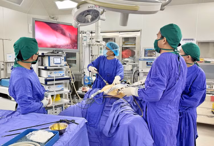 Phẫu thuật viên ghép lưới nhân tạo để đặt trong khoang ngoài phúc mạc - Ảnh BVCC Phẫu thuật viên ghép lưới nhân tạo để đặt trong khoang ngoài phúc mạc - Ảnh BVCC