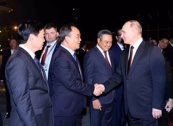 Chủ nhiệm Văn phòng Chủ tịch nước Lê Khánh Hải tiễn Tổng thống Liên bang Nga Vladimir Putin tại sân bay quốc tế Nội Bài (Hà Nội). (Ảnh: TTXVN)
