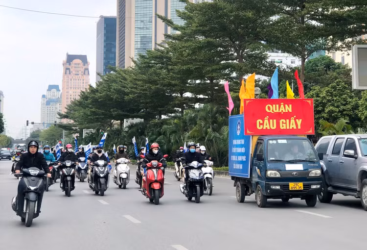 Đoàn xe tuyên truyền hưởng ứng ngày Dân số Việt Nam của quận Cầu Giấy