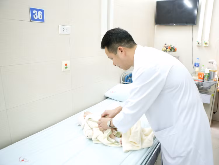 Bác sĩ chỉ rõ trẻ sốt sau phẫu thuật khi nào nguy hiểm? Bác sĩ chỉ rõ trẻ sốt sau phẫu thuật khi nào nguy hiểm?