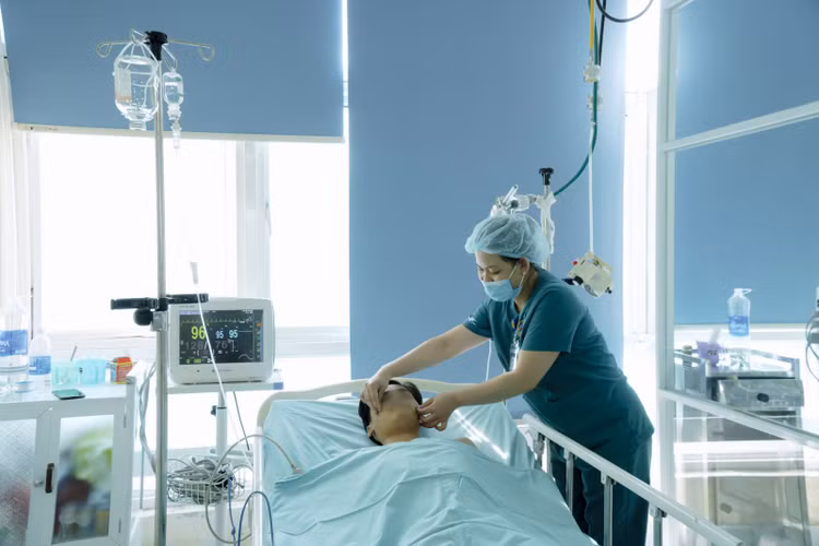Thăm khám cho bệnh nhân - Ảnh BVCC Thăm khám cho bệnh nhân - Ảnh BVCC