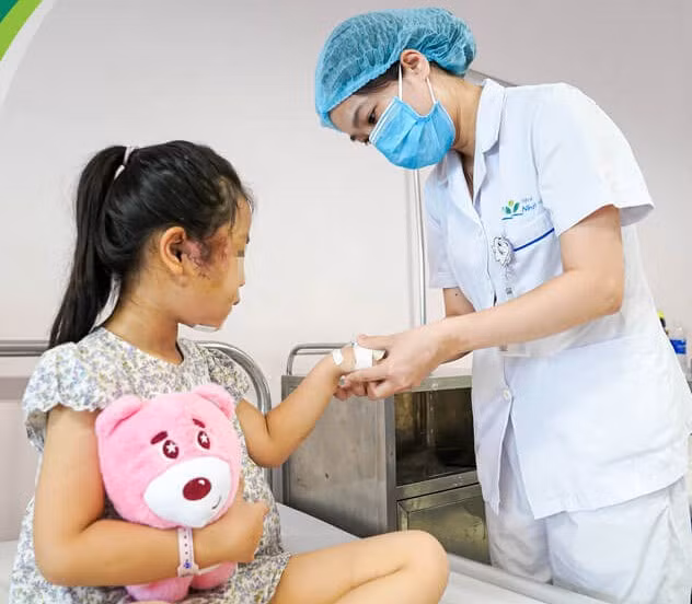 TS.BS Đặng Ánh Dương – Trưởng khoa Điều trị tích cực Ngoại khoa thăm khám cho bệnh nhi bị tai nạn giao thông